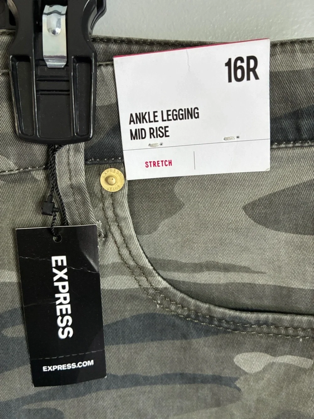 Express Women’s Ankle Legging Camo Jeans - Picture 2 of 5